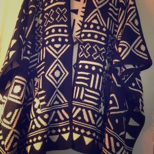 Amazing cape sweater w pockets & beautiful closure